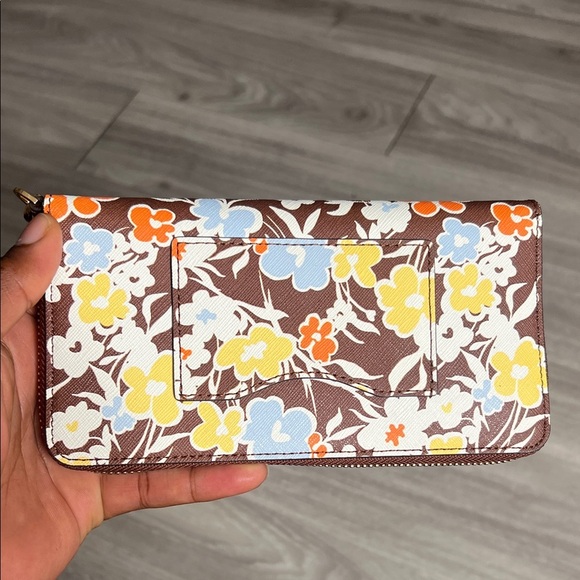 Tory Burch Emerson Printed Wristlet - Picture 5 of 12